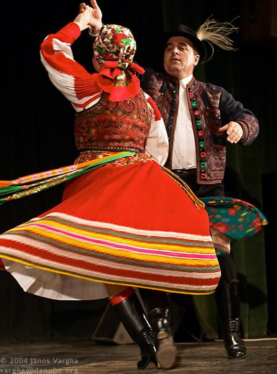 Muszka György és felesége Ilona mérai adatközlők, csárdást táncolnak (2004)